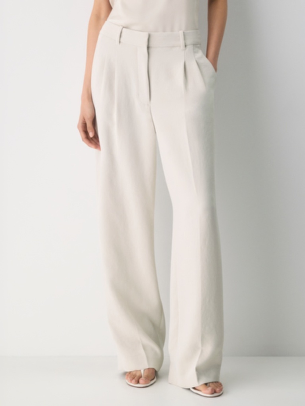 Aritzia Babaton The Effortless Pant in Cream Size 8
